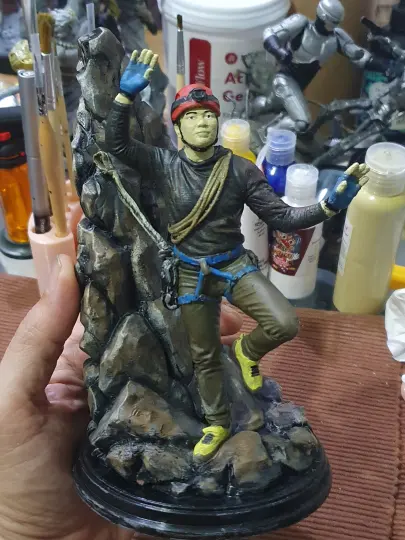 Figur pemanjat tebing saat dicat