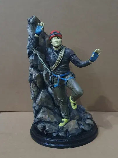 Figur pemanjat tebing, tampak depan