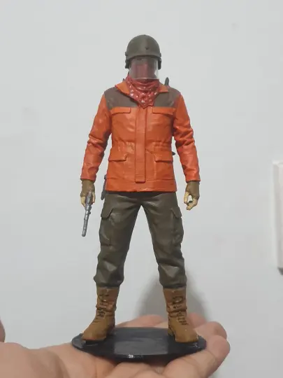 Figur prajurit berjaket oranye