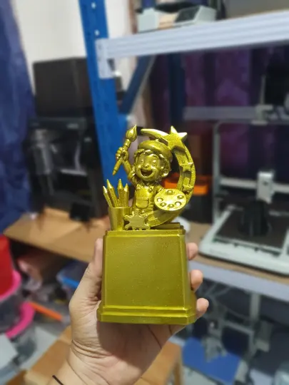 Piala emas lomba menggambar