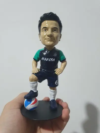 Figur pemain bola nomor 6