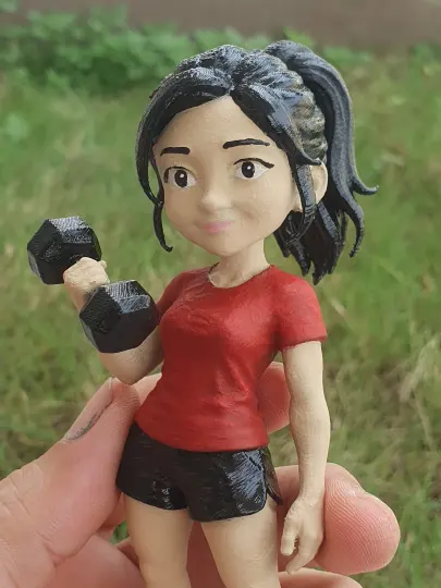 Detail figur wanita dengan dumbel
