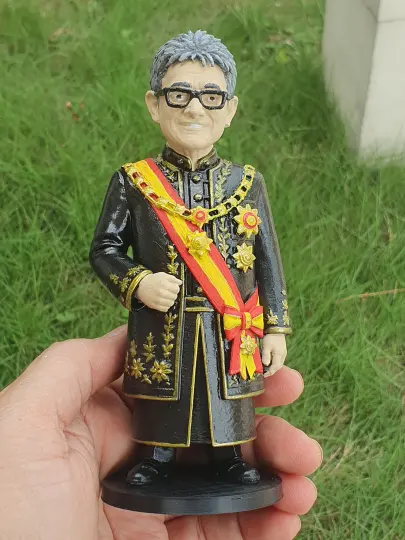 Figur pria berseragam kebesaran