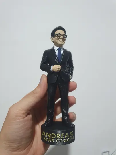 Figur pria berjas di alas bernama