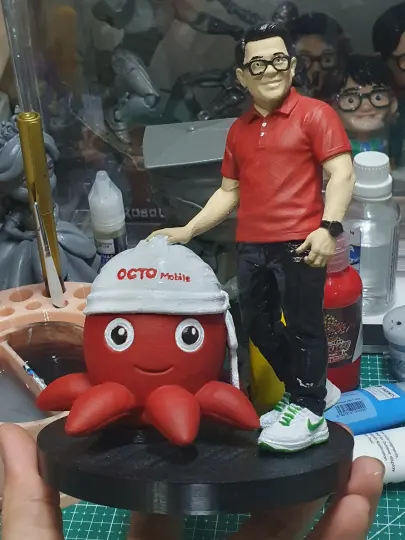 Figur pria dengan maskot gurita