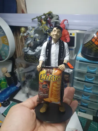 Figur pria dengan bungkus keripik