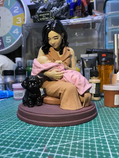 Figur ibu menggendong bayi