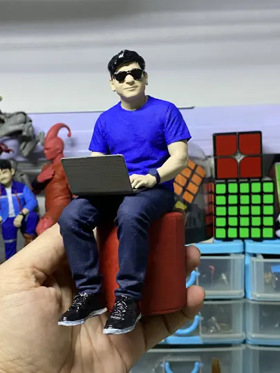 Figur pria dengan laptop
